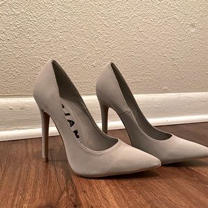Light gray pumps